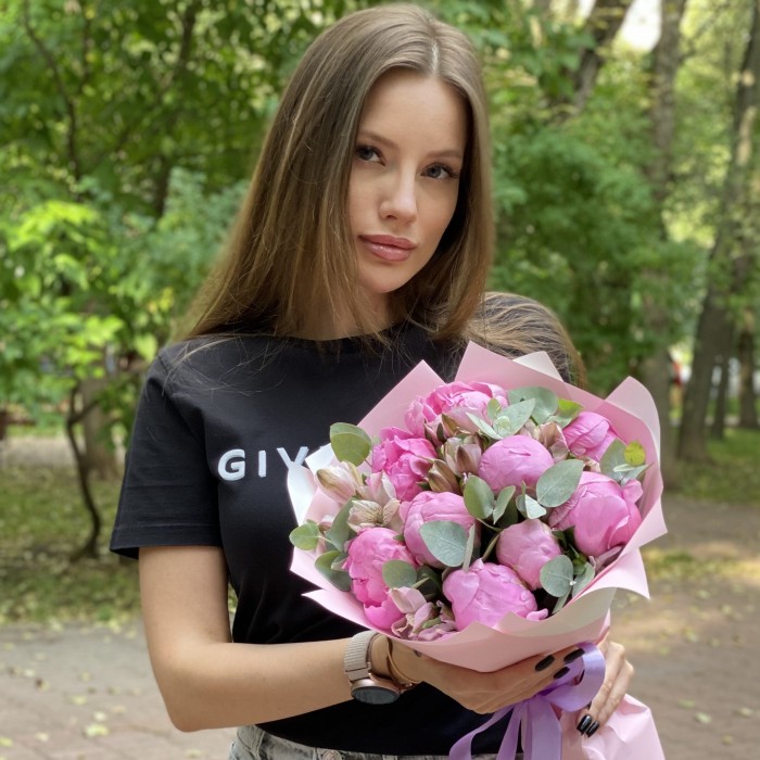 Букет из 9 пионов Флеминг с альстромерией